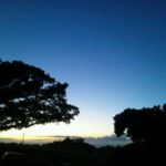 夕暮れの駐車場みた夕陽