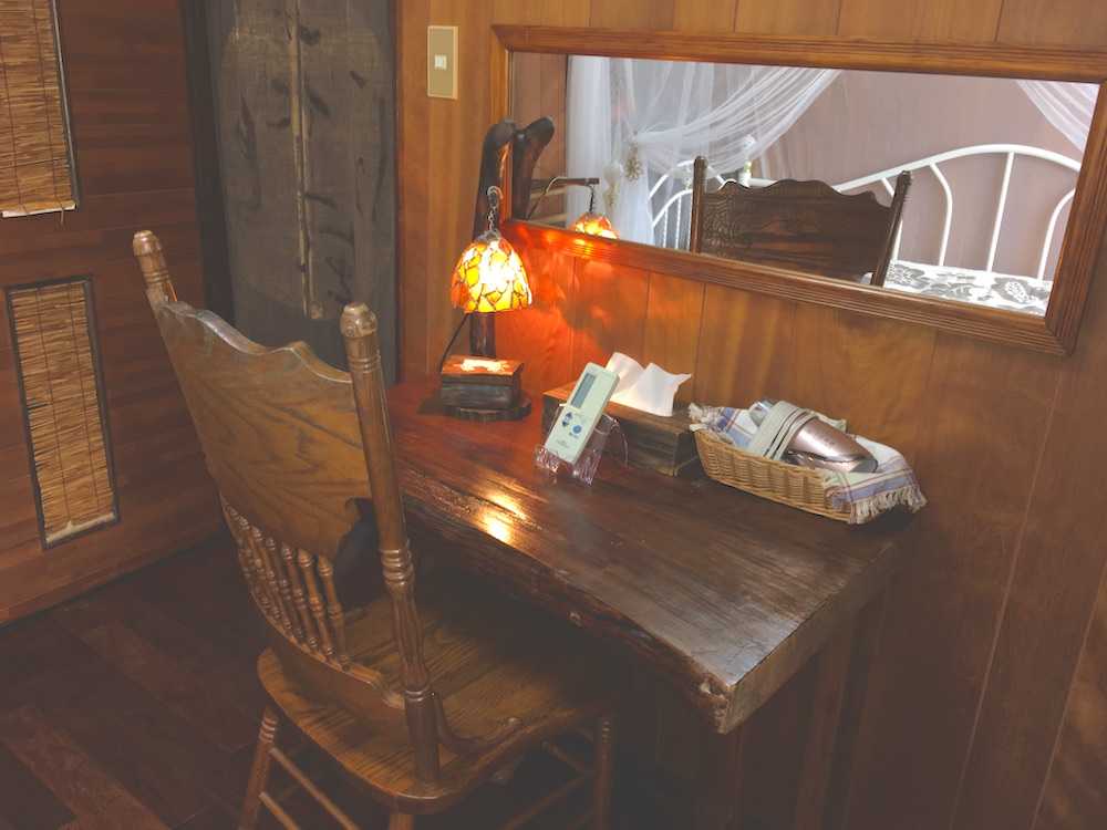 1号室手作りランプと木製テーブル＆チェア。ほっこり温もり感じてください。